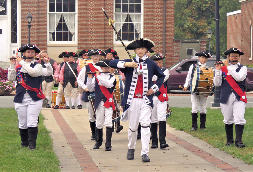 Windsor-Fife-and-Drum-Corps-on-green